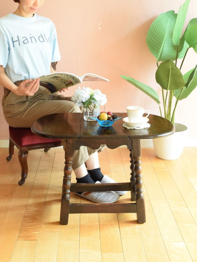 アンティークの折り畳み式テーブル