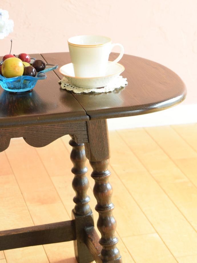 伸長式のおしゃれなアンティークテーブル