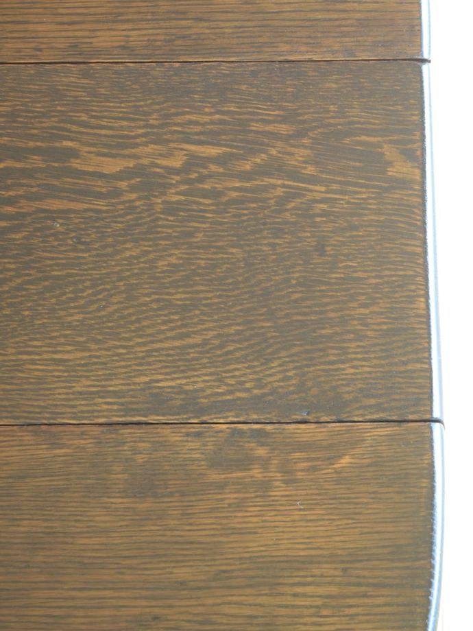 アンティークテーブルらしい木目