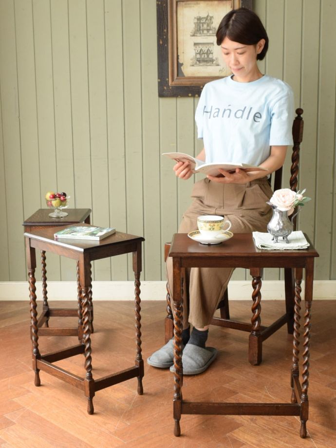 アンティークのネストテーブル