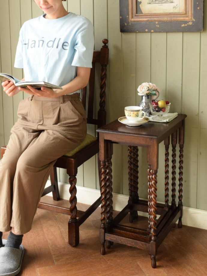 英国スタイルのアンティークテーブル