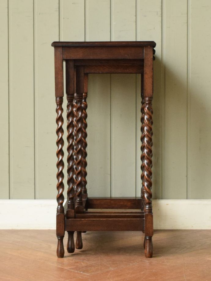 ネストテーブルの横顔