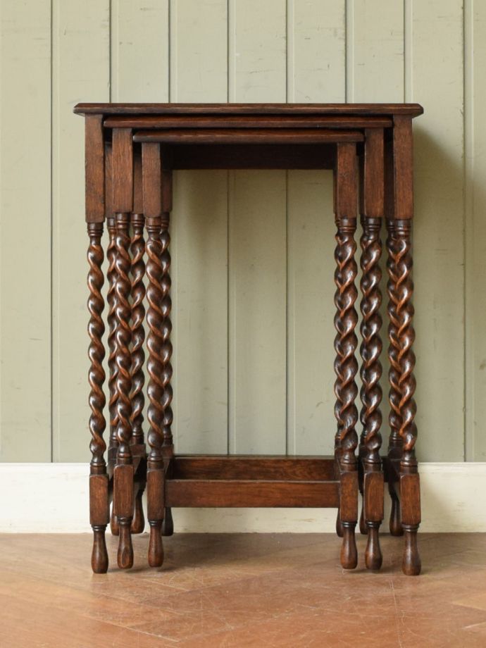 アンティークのネストテーブル