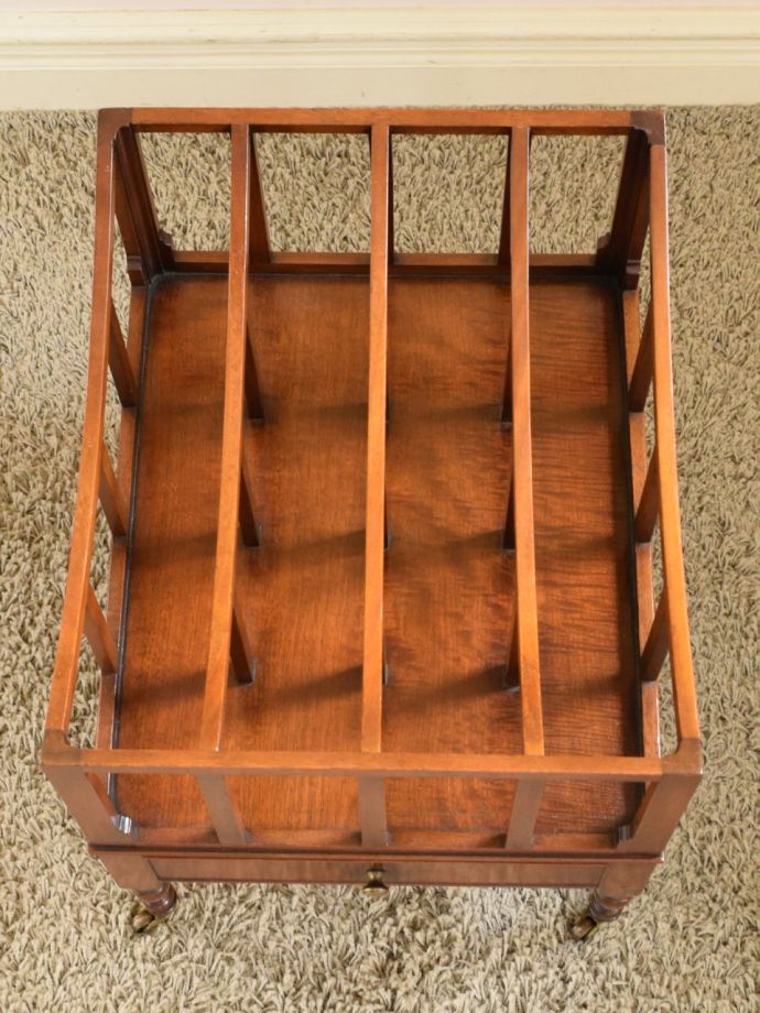 マガジンラックの中