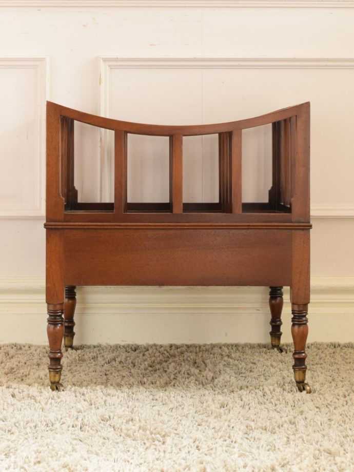 マガジンラックの後ろ姿