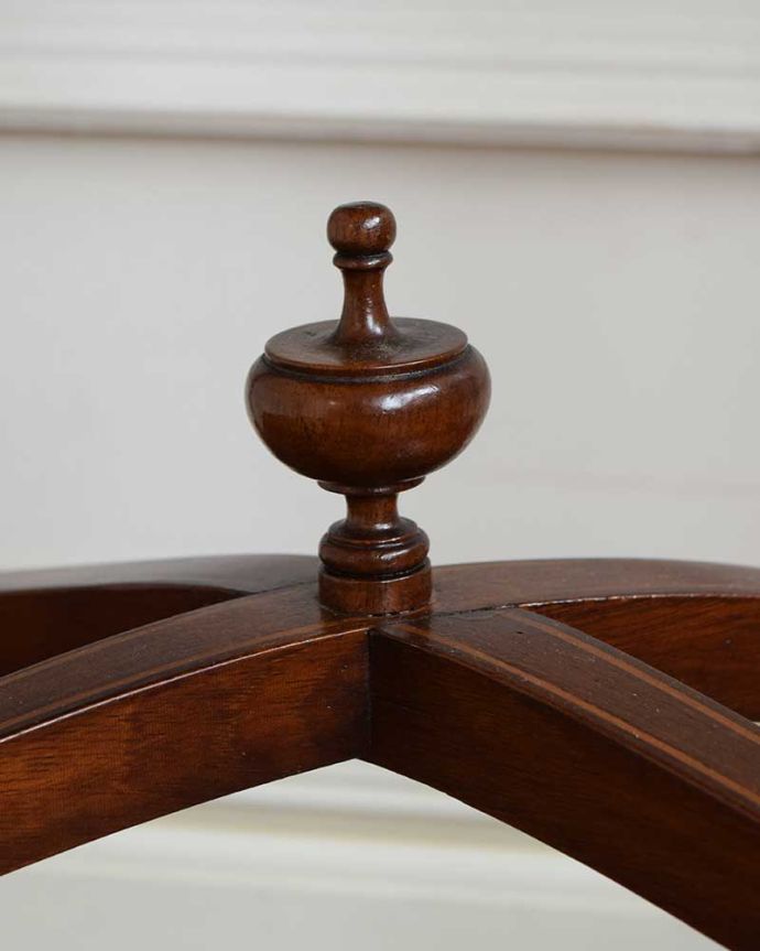 英国アンティーク家具らしい装飾