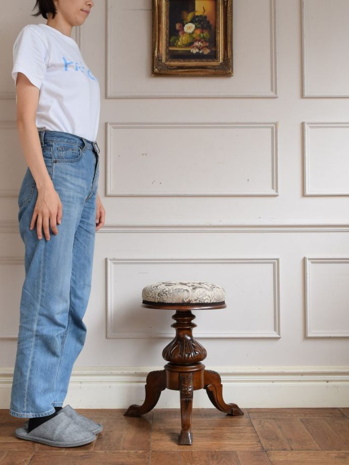 アンティークのピアノスツール