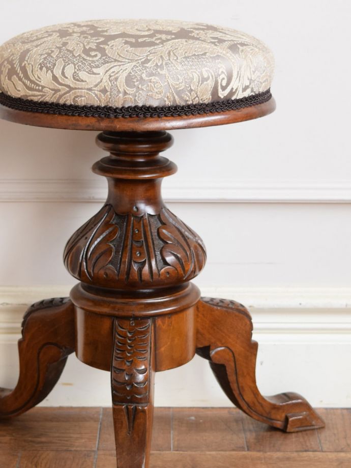 アンティークの椅子らしい美しい装飾