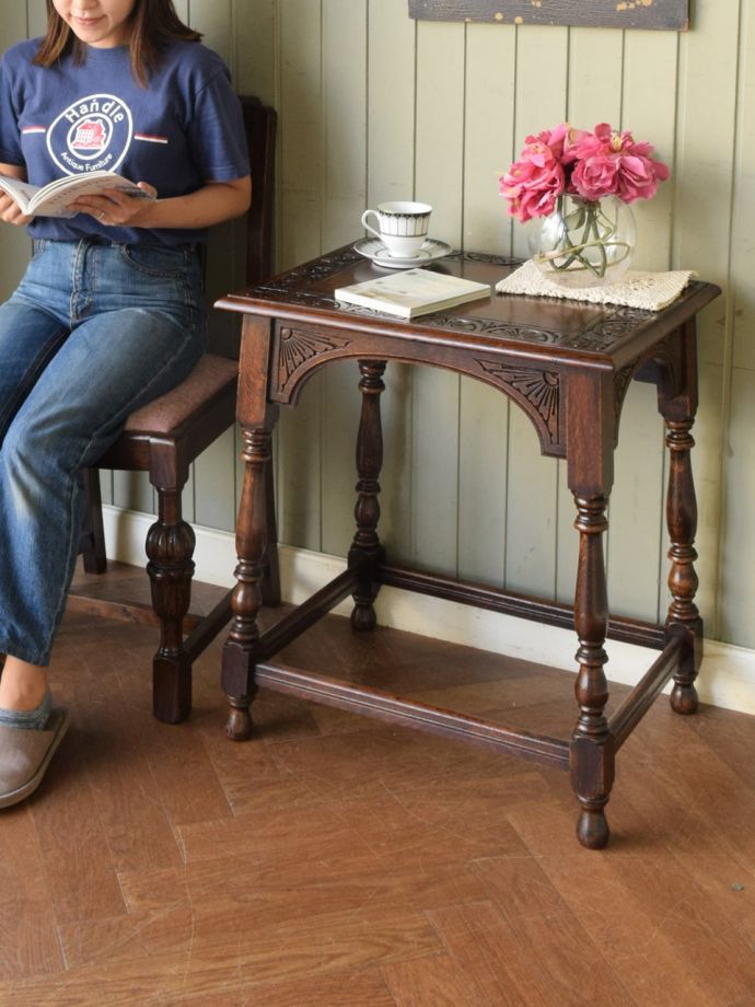 アンティークのオケージョナルテーブル