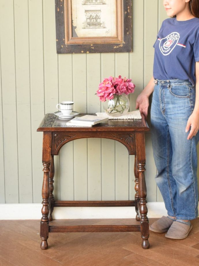 アンティークのオケージョナルテーブル