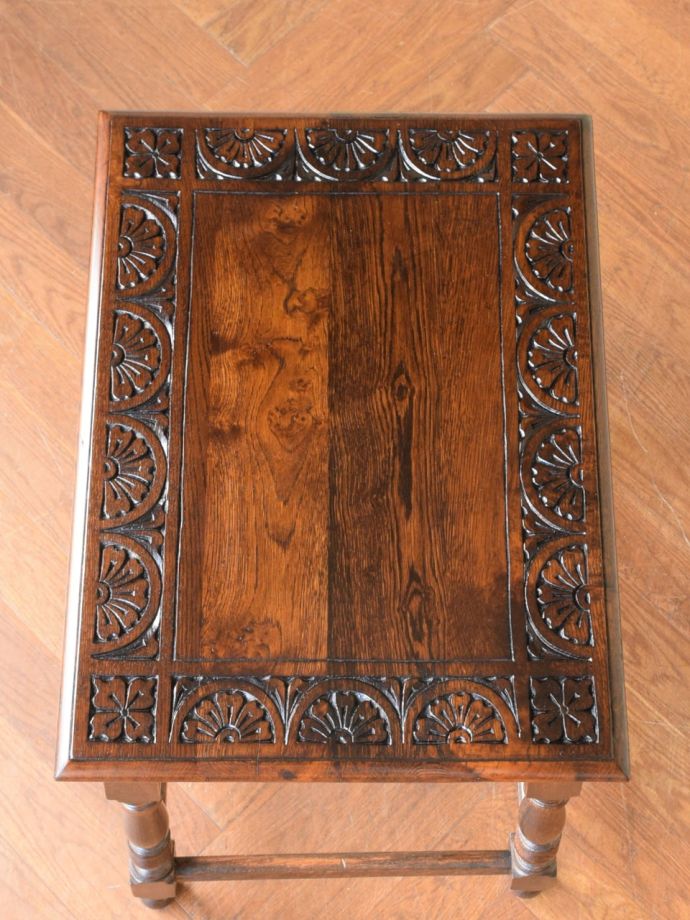 アンティークのサイドテーブルの天板