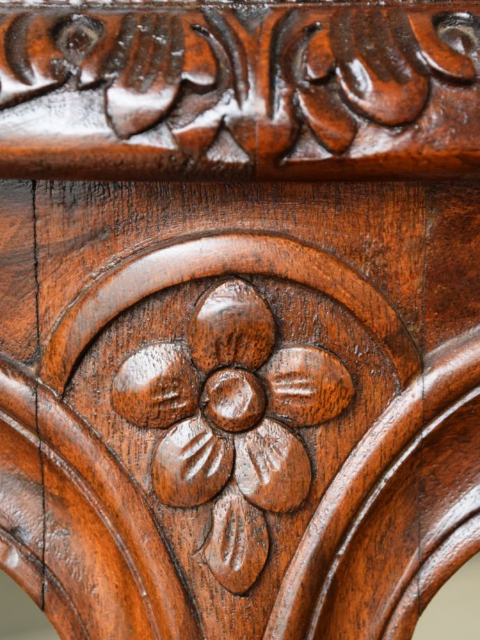 フランスらしい彫