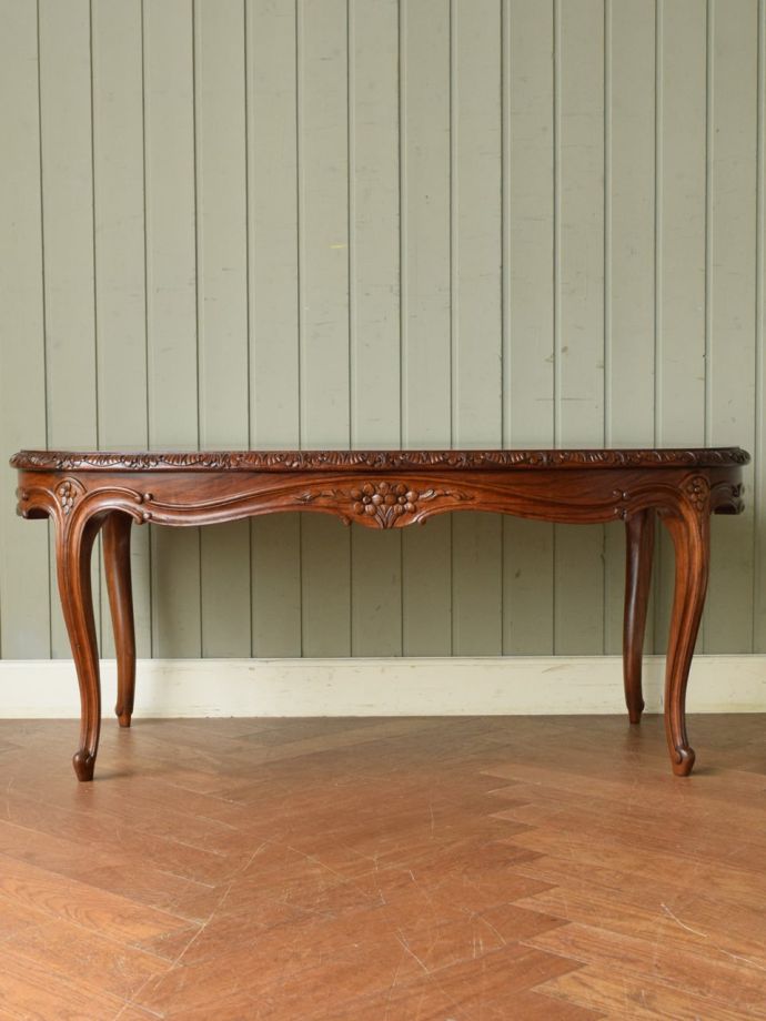 コーヒーテーブルの後ろ姿