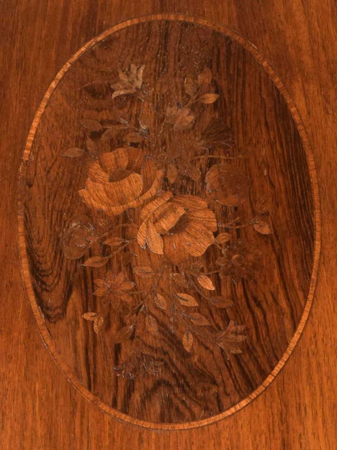 アンティーク家具らしい装飾