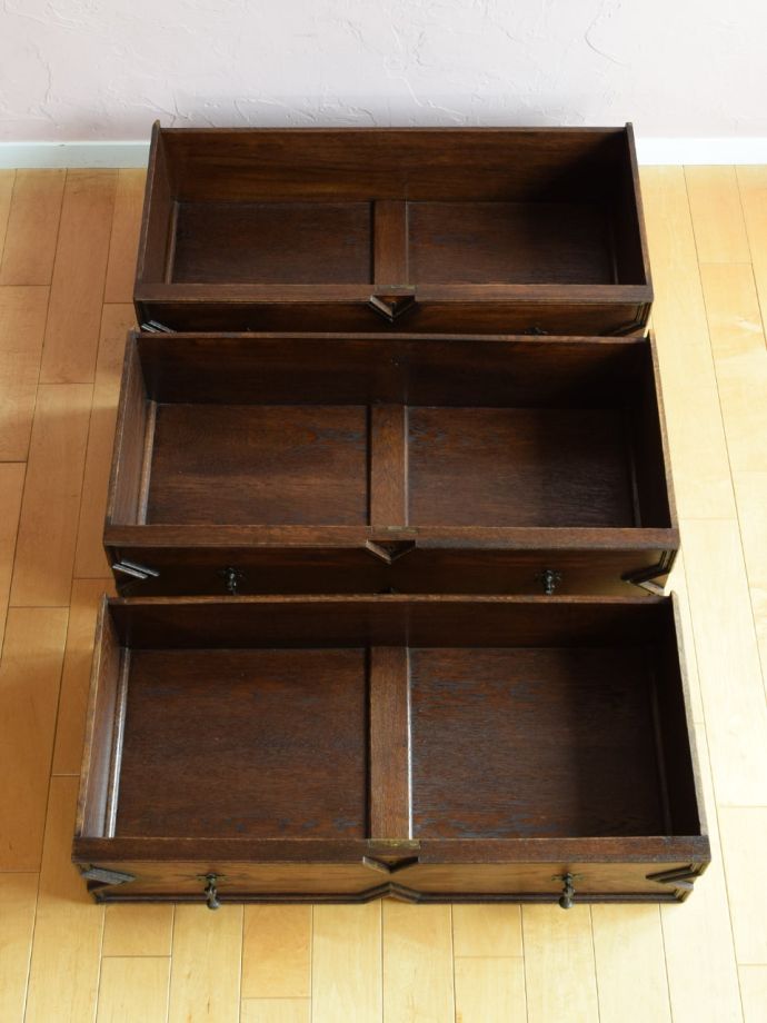 ドレッサーの引き出しの中