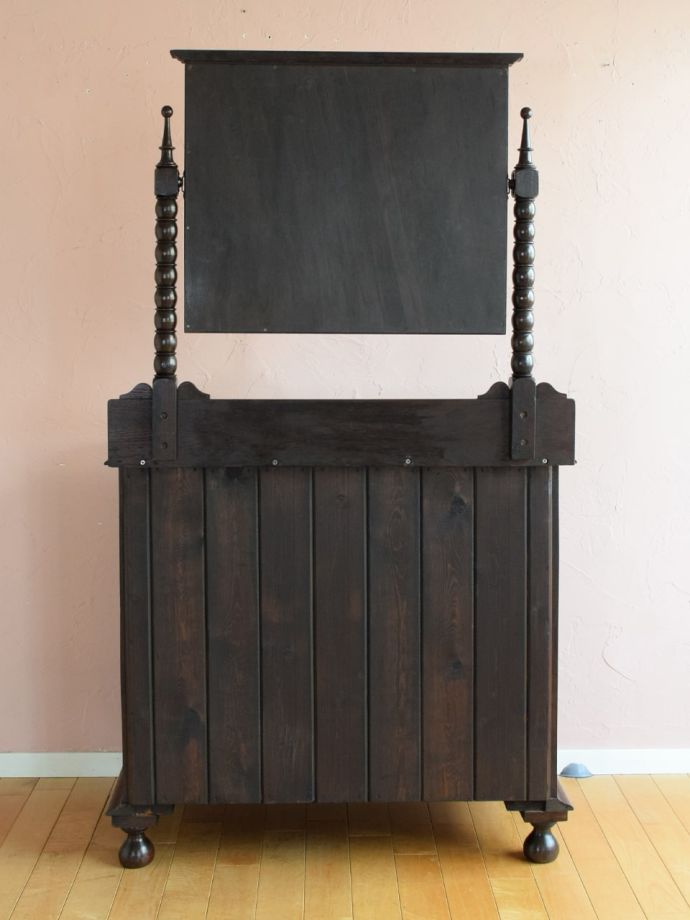 ドレッサーの後ろ姿