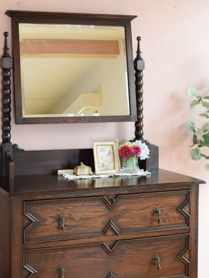 ドレッサーの美しい杢目