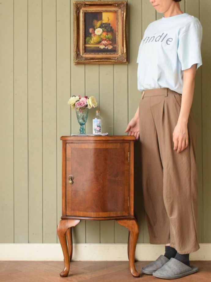 アンティークのサイドキャビネット