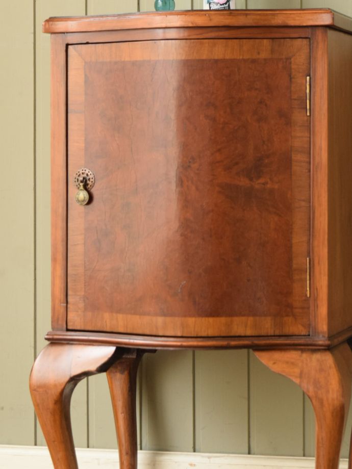 アンティーク家具らしい美しい杢目