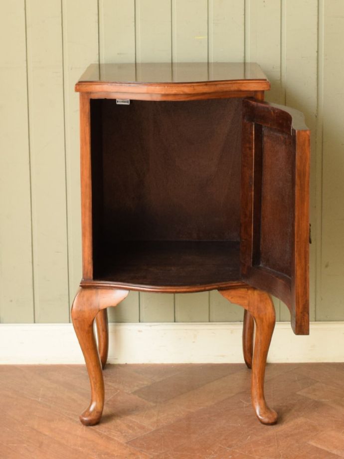 サイドキャビネットの扉の中