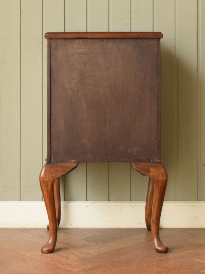 サイドキャビネットの後ろ姿