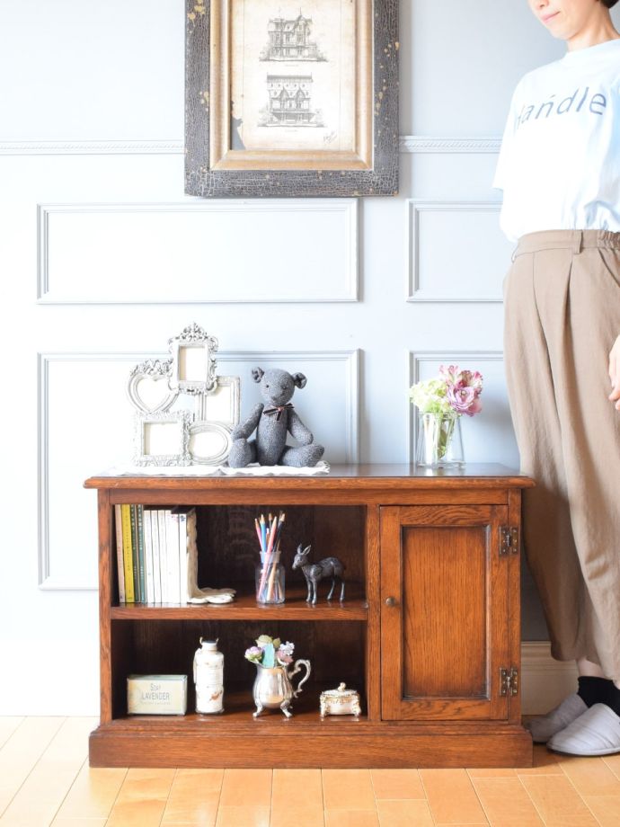 英国アンティークのサイドボード