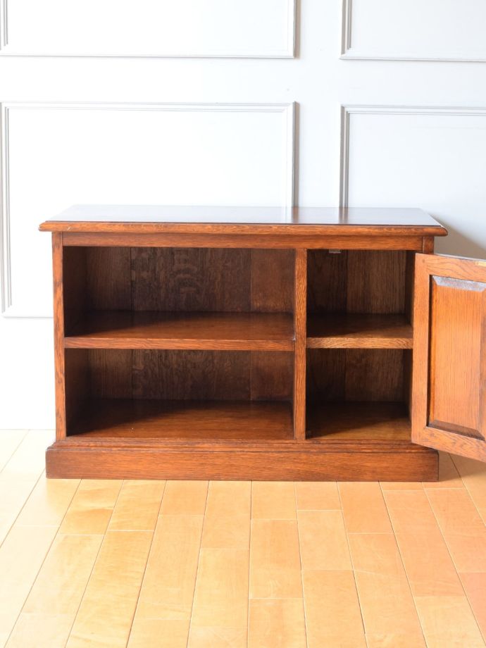 サイドボードの扉の中