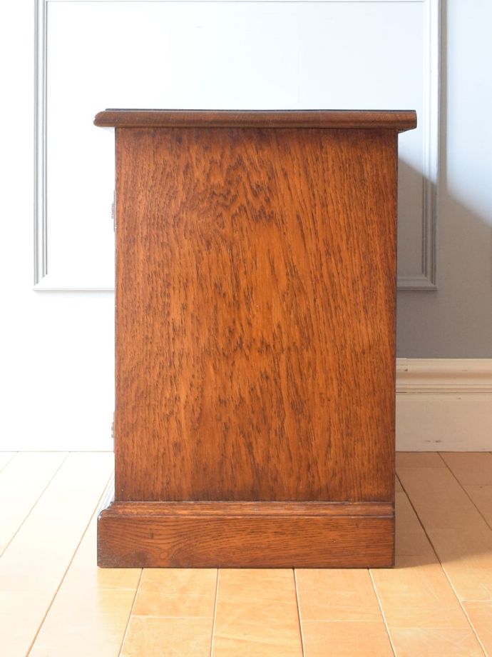 サイドボードの側面