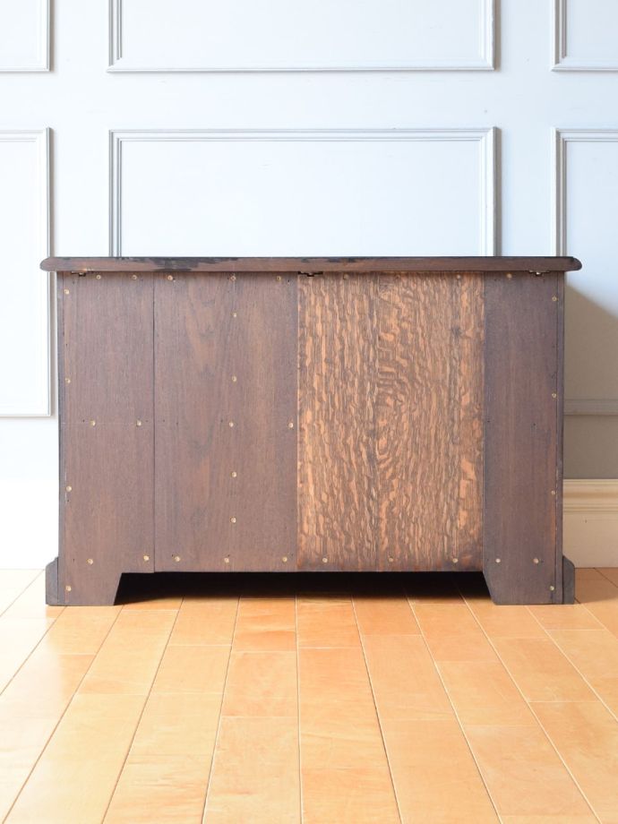 サイドボードの後ろ姿