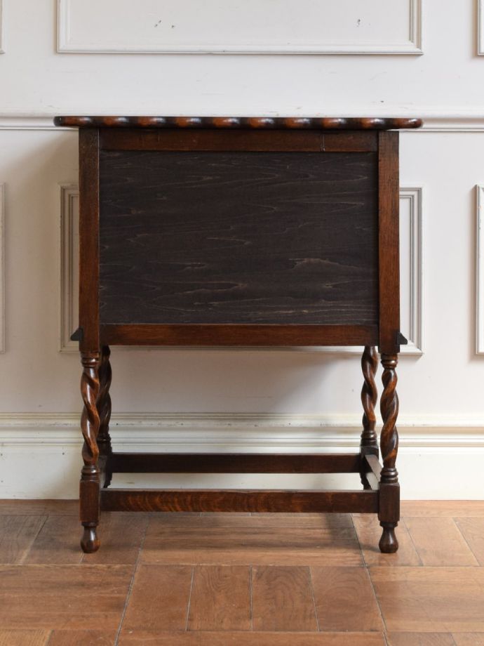 サイドキャビネットの後ろ姿