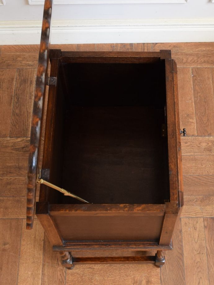 サイドキャビネットの天板の中