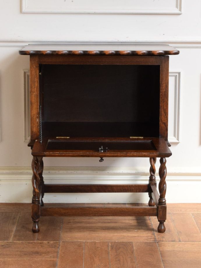 サイドキャビネットの扉の中