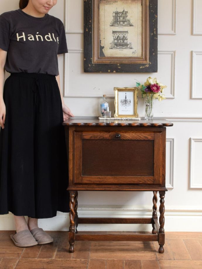 英国アンティークのキャビネット