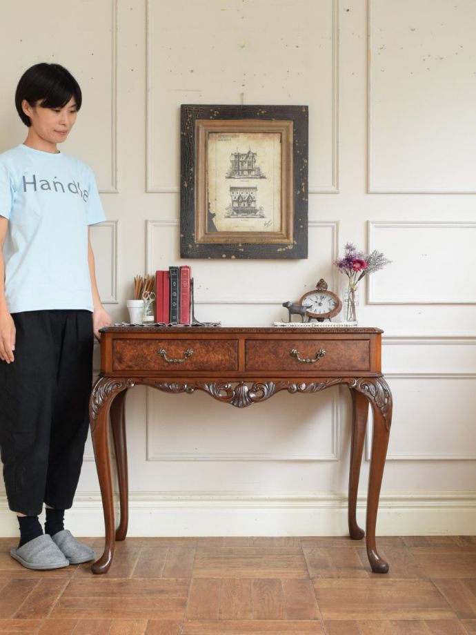 英国アンティークのコンソールテーブル