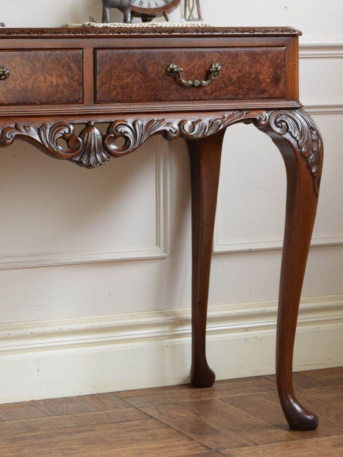 アンティーク家具らしい美しい杢目