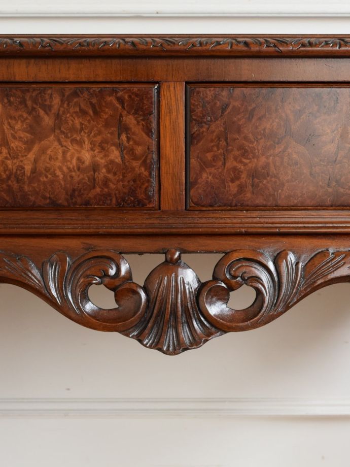 英国のアンティーク家具らしい彫