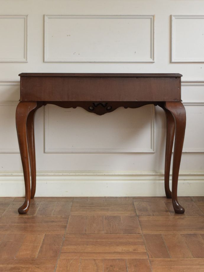 コンソールテーブルの後ろ姿