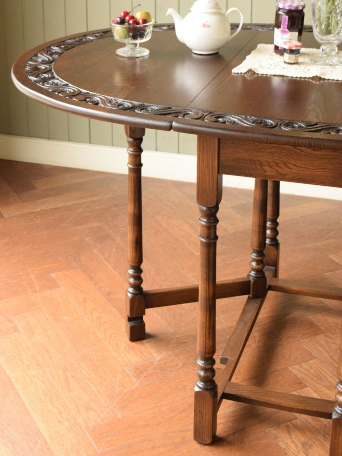 伸長式のおしゃれなアンティークテーブル