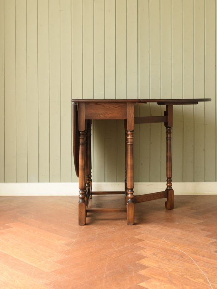 片足を開いた折り畳みテーブル