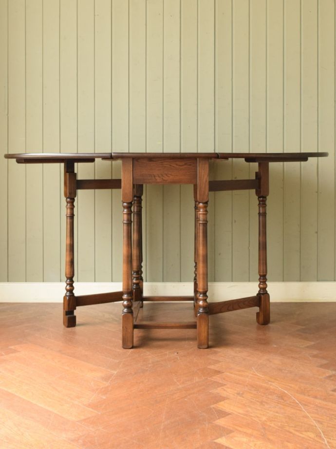 両足を広げた折り畳み式テーブル