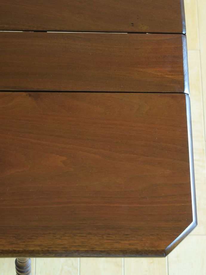 アンティークテーブルの美しい木目