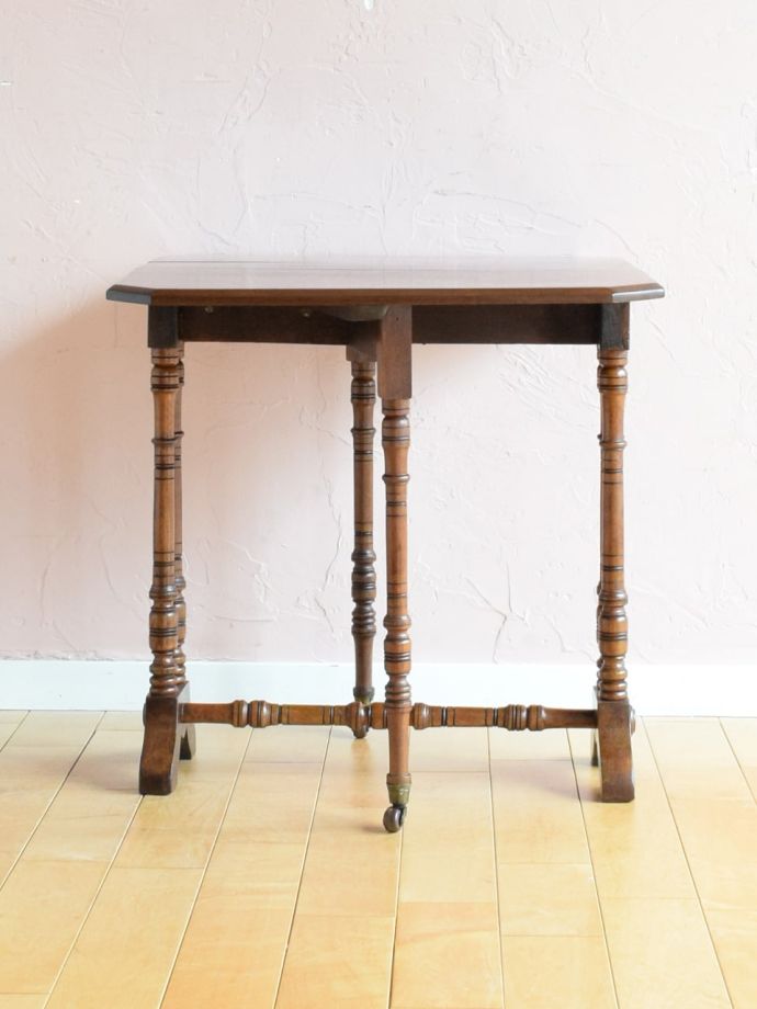 ゲートレッグテーブルの横顔