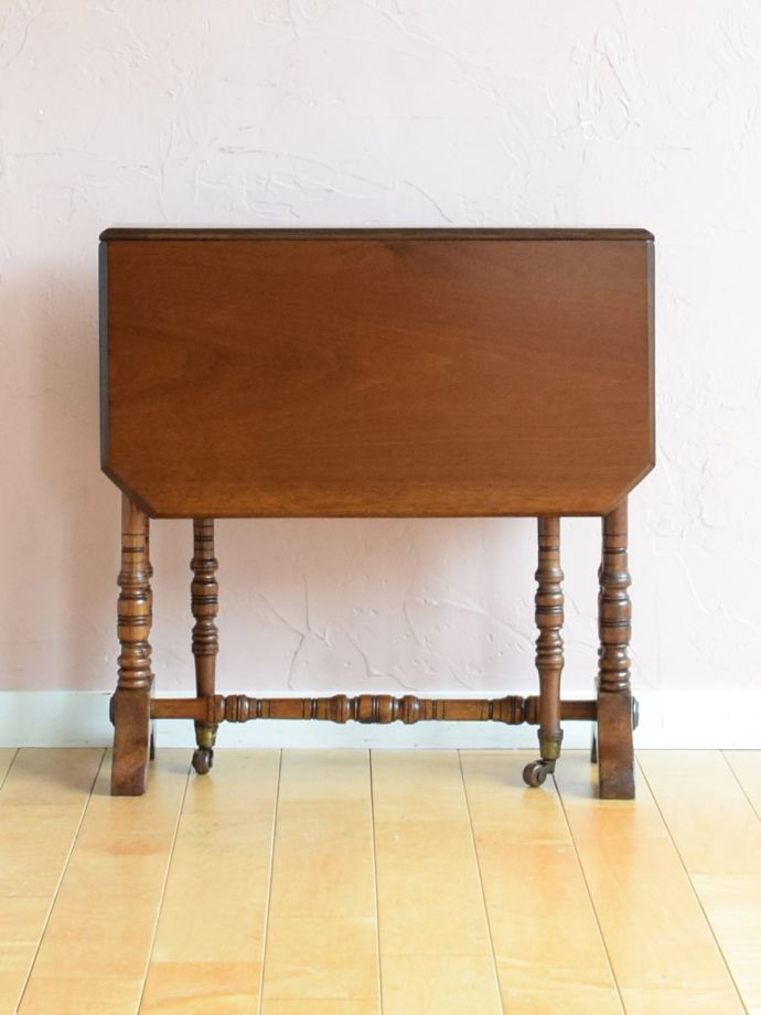 コンパクトに収納できるテーブル