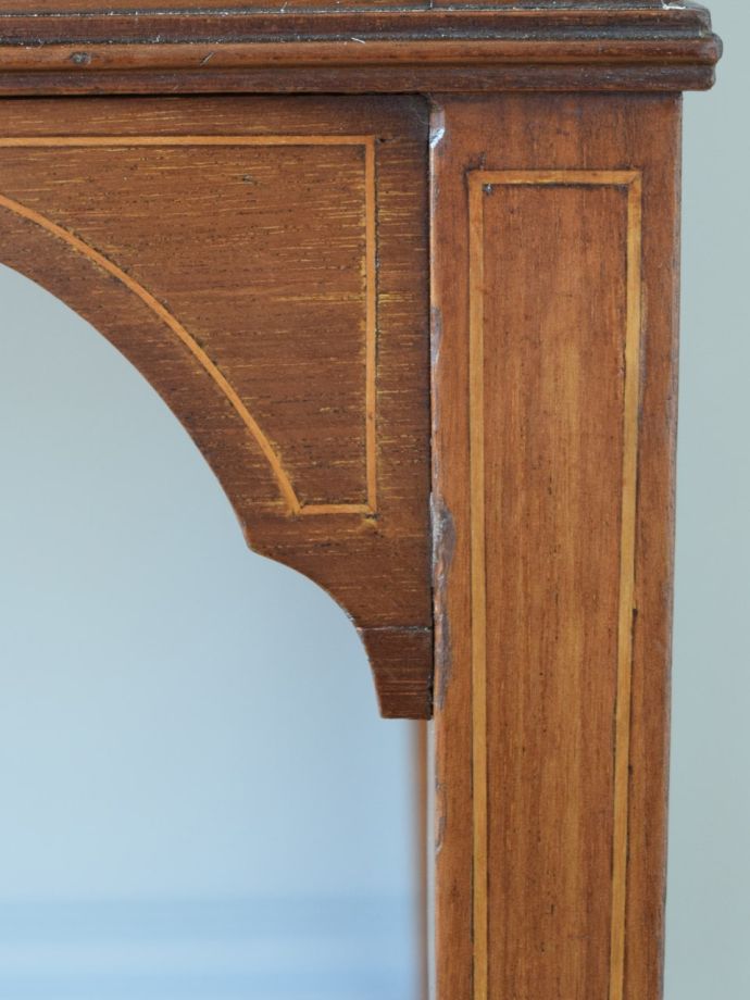 英国アンティーク家具らしい装飾