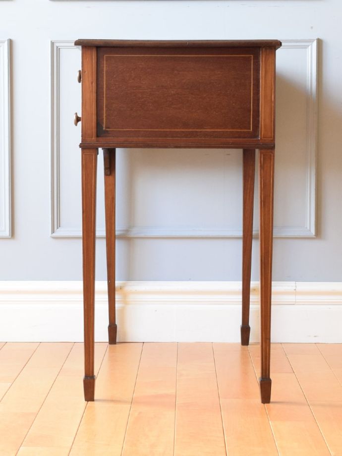 書斎デスクの側面