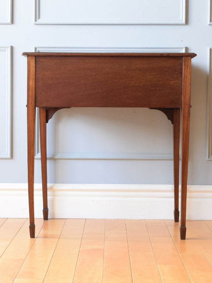 アンティークデスクの後ろ姿