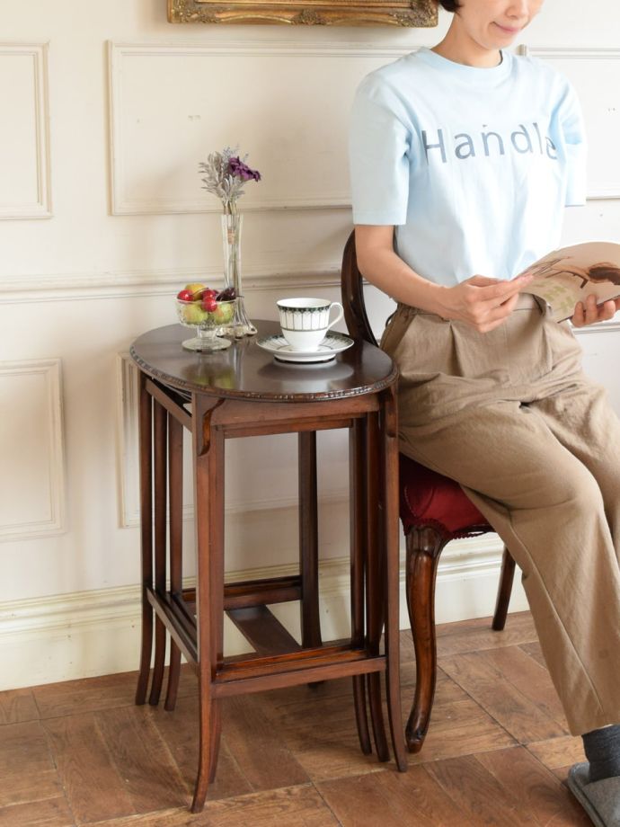 英国スタイルのアンティークテーブル