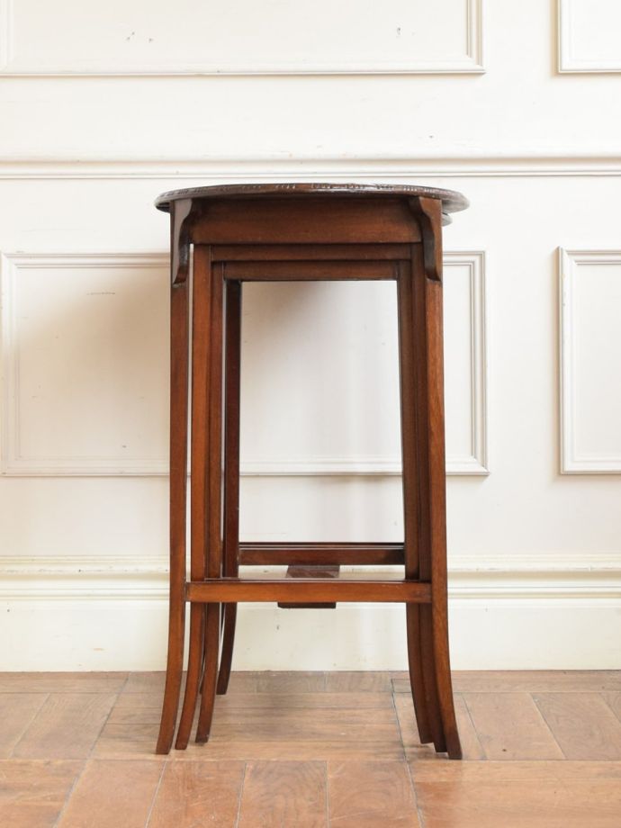 ネストテーブルの横顔