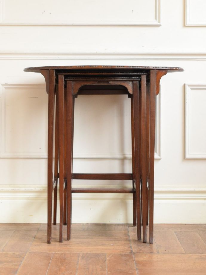 アンティークのネストテーブル