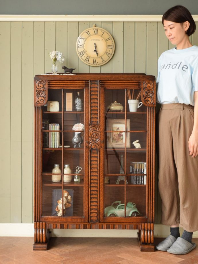 英国アンティークのガラスキャビネット